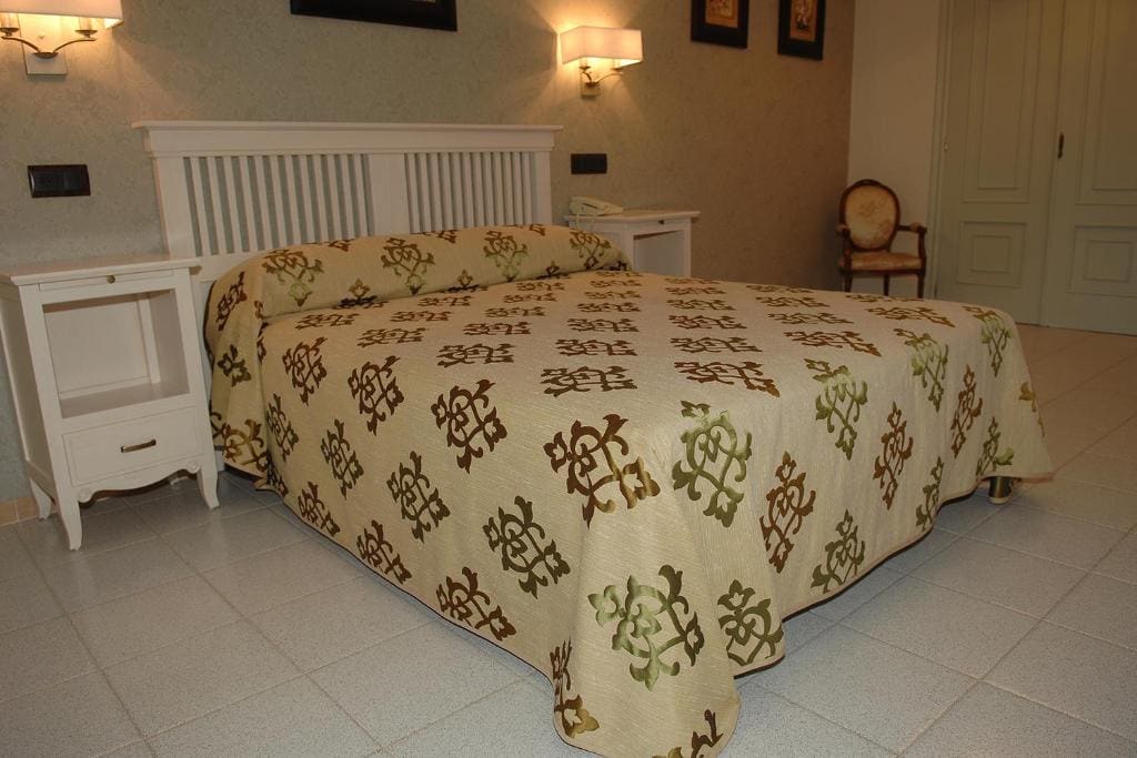 Deluxe Queen Room room - Image 1