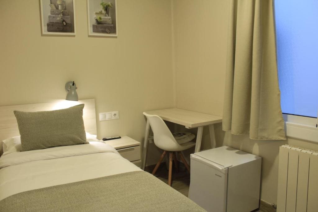 Single Room with Shared Bathroom room - Image 3