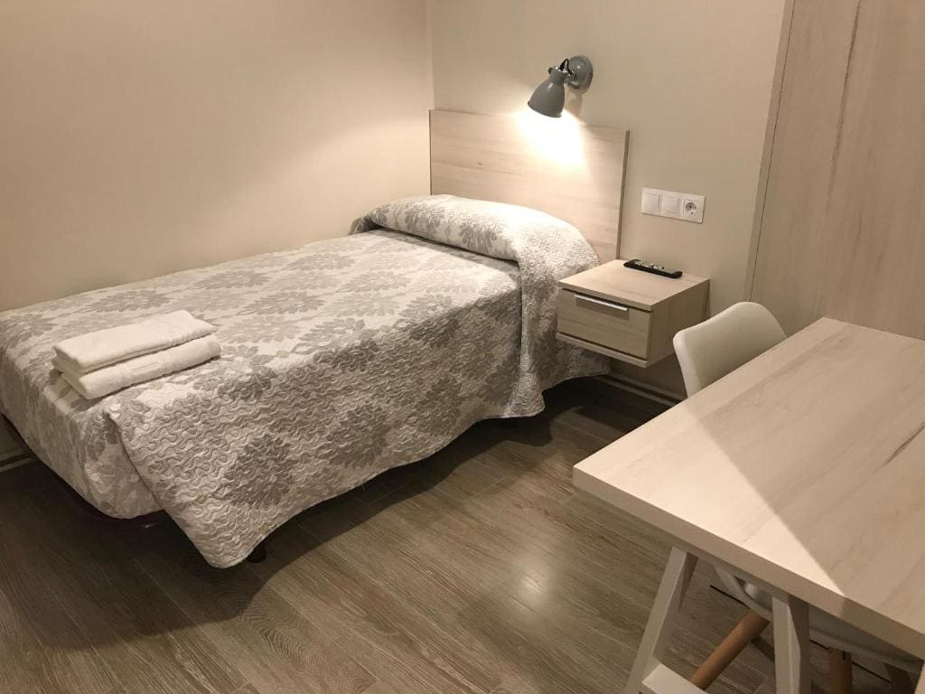 Single Room with Shared Bathroom room - Image 2