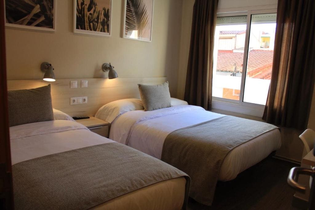 Twin Room with Private Bathroom room - Image 3