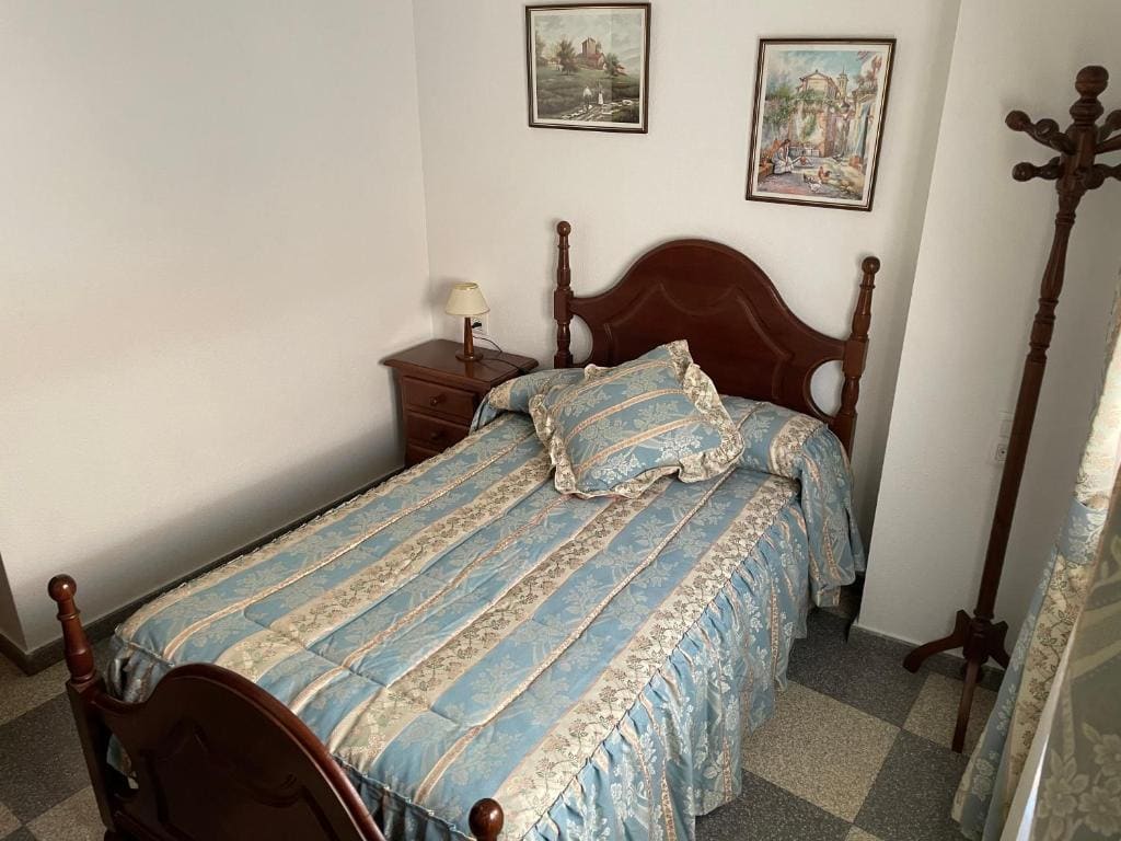 Single Room with Bathroom room - Image 2