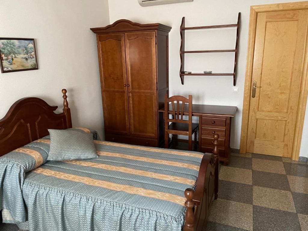 Single Room with Bathroom room - Image 1