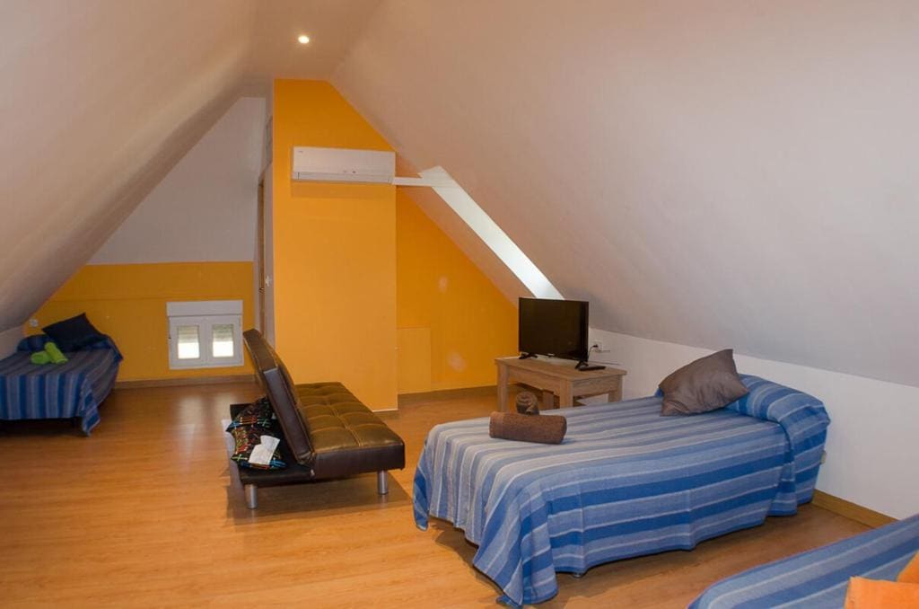 Family Room with Private Bathroom room - Image 3