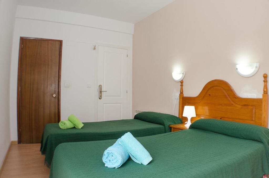Twin Room with Private Bathroom room - Image 3