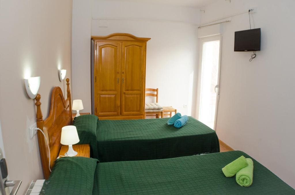 Twin Room with Private Bathroom room - Image 2