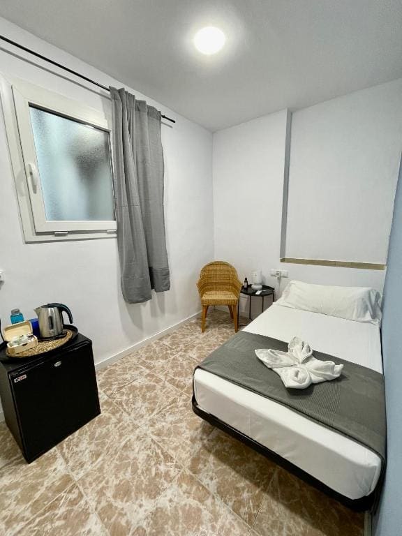 Small Single Room room - Image 2