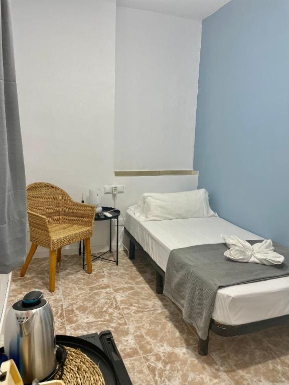 Small Single Room room - Image 3