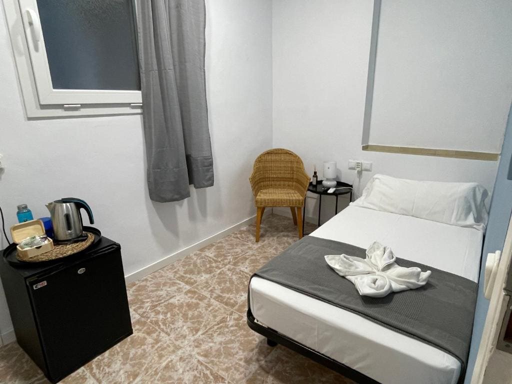 Small Single Room room - Image 1