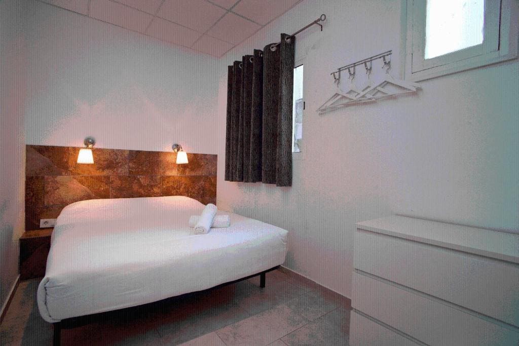 Economy Triple Room room - Image 3