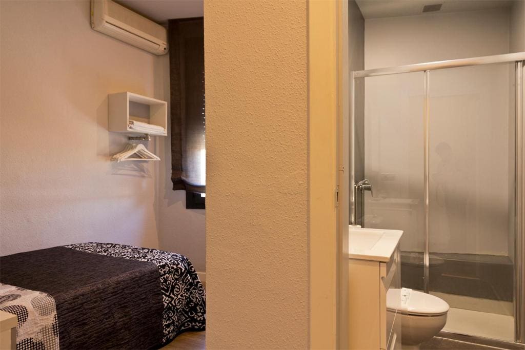 Single Room with Private Bathroom room - Image 1
