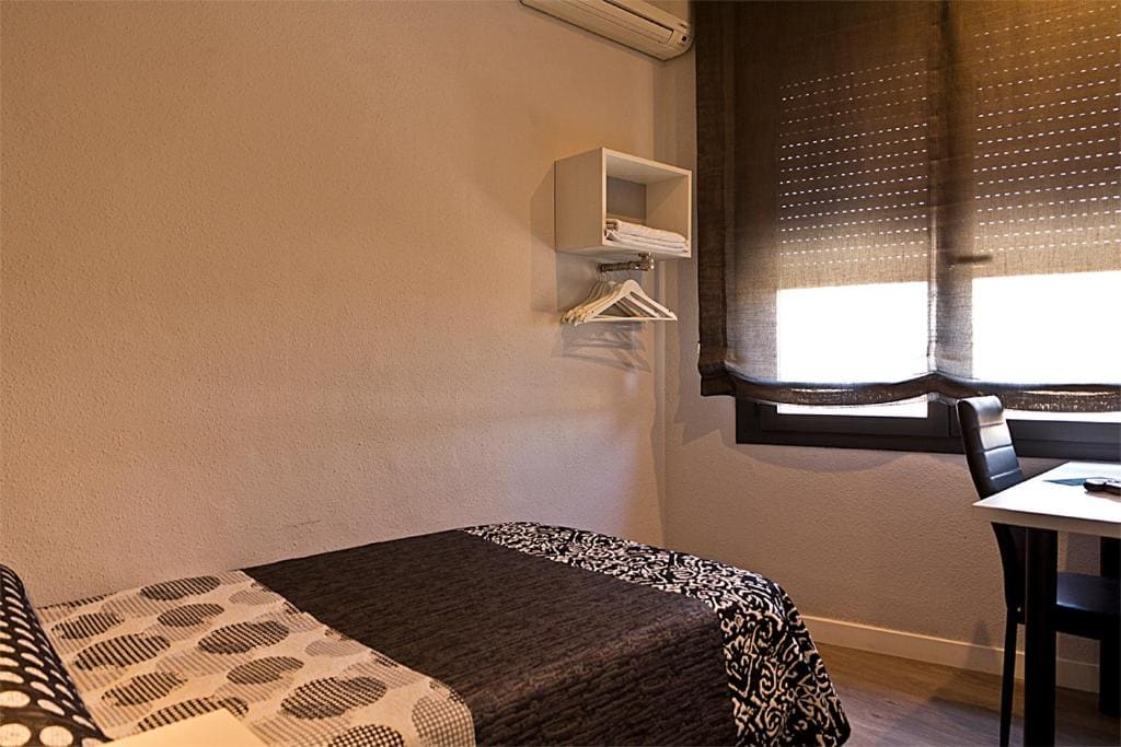 Single Room with Private Bathroom room - Image 3