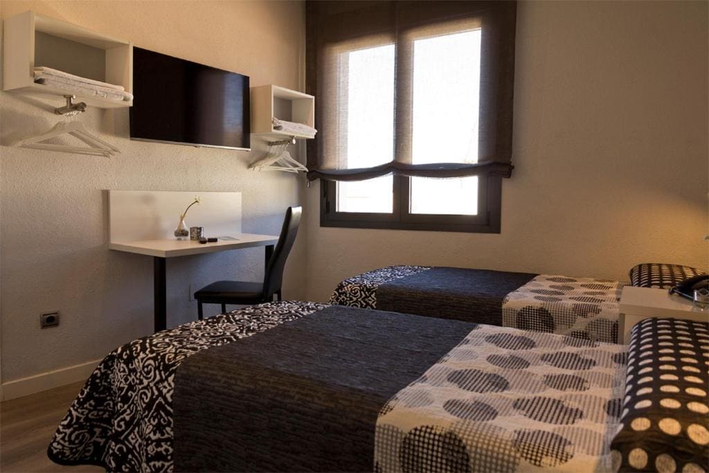 Twin Room with Private Bathroom room - Image 3