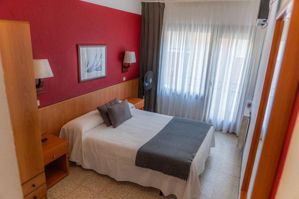 Queen Room with Balcony room - Image 1