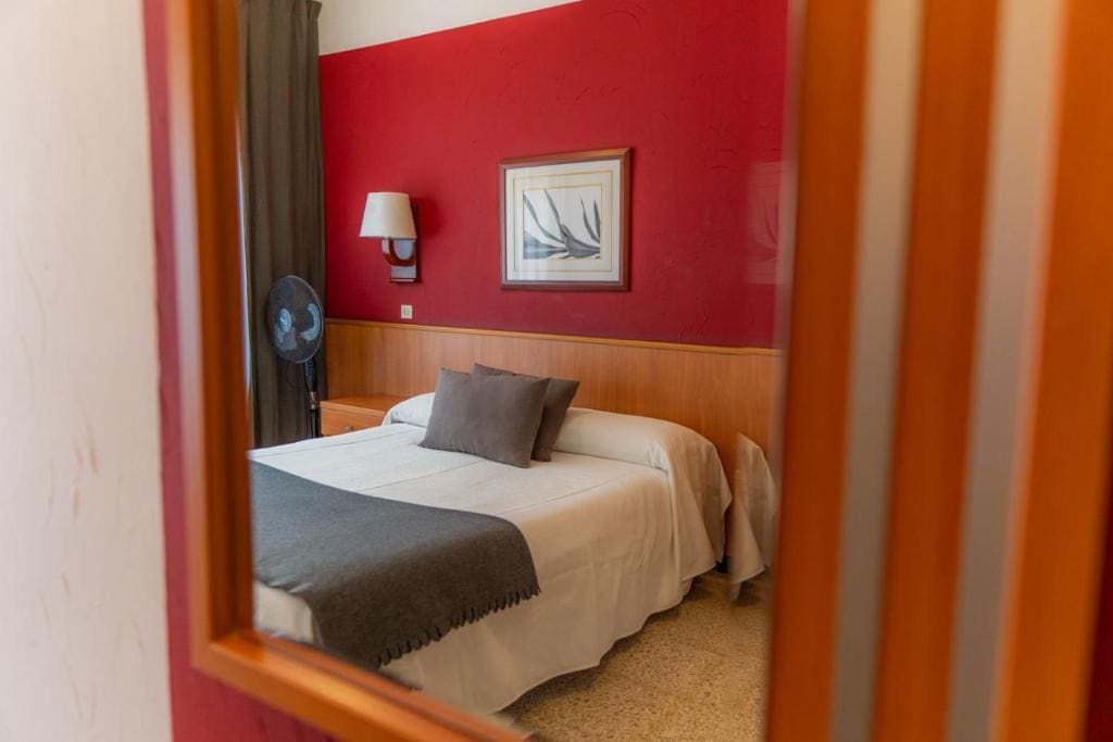 Queen Room with Balcony room - Image 2