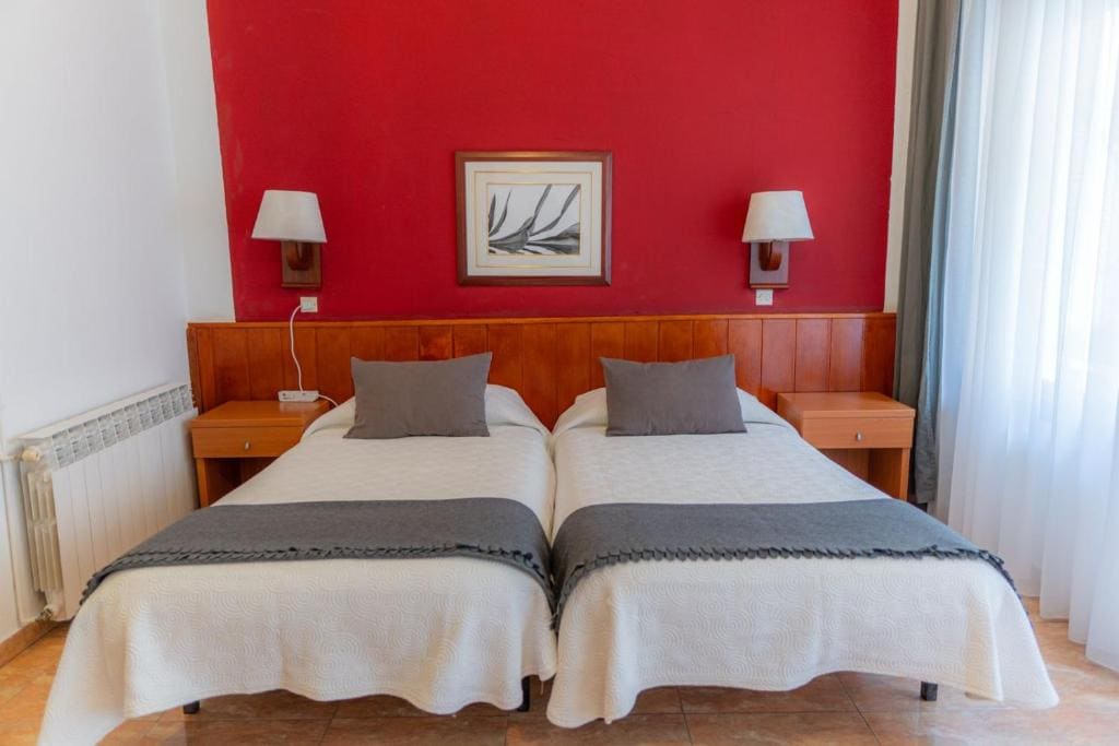Twin Room with Balcony room - Image 3