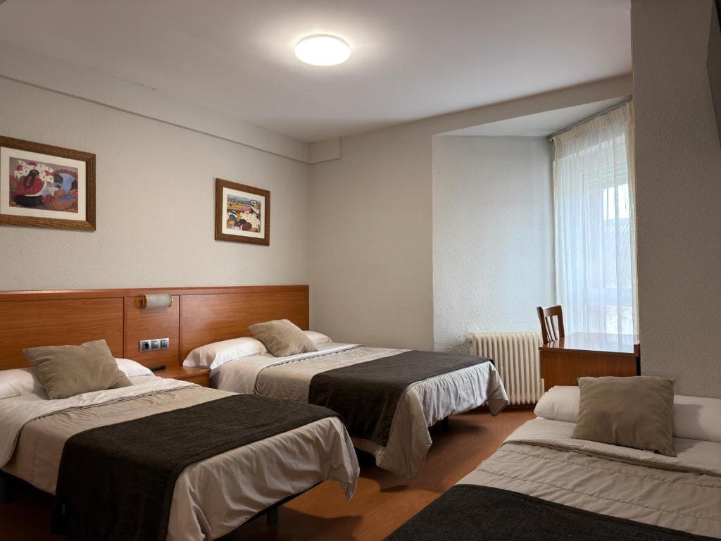 Standard Family Room room - Image 2