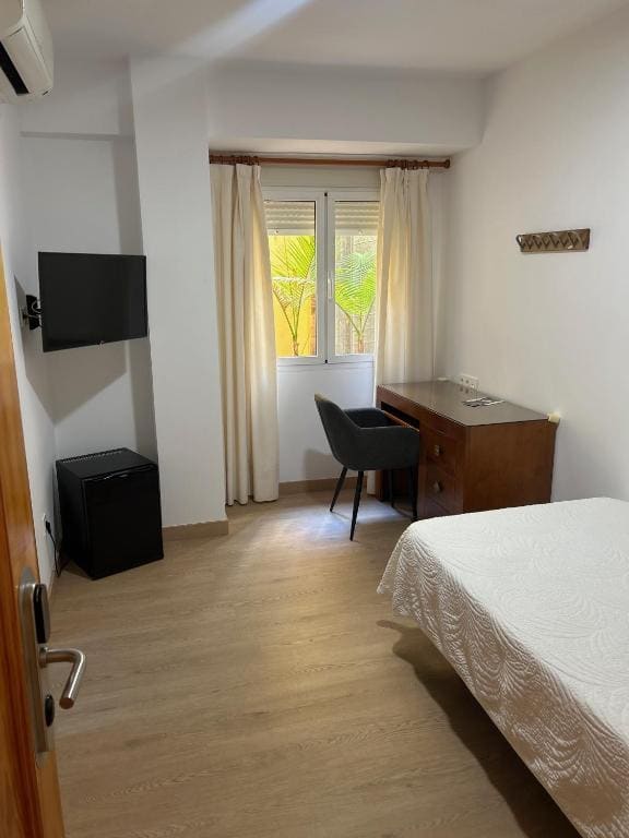 Small Single Room room - Image 1