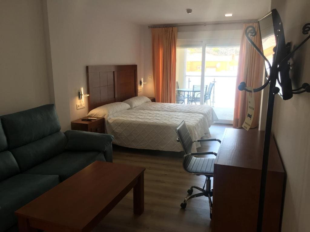 Twin Room with Terrace room - Image 3