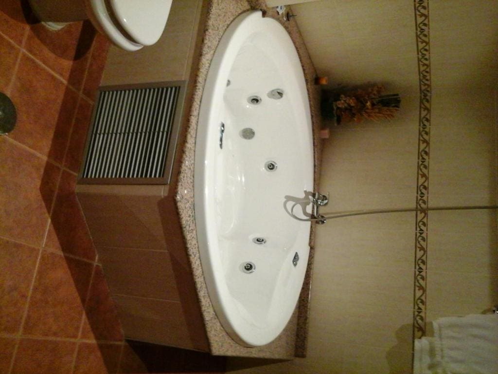 Deluxe Suite with Spa Bath room - Image 3