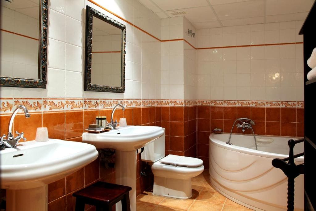 Deluxe Double Room with Bath room - Image 3