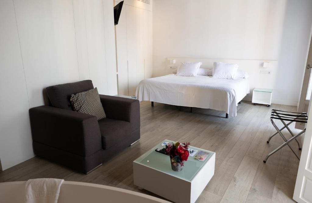 Deluxe Junior Suite room - Image 1