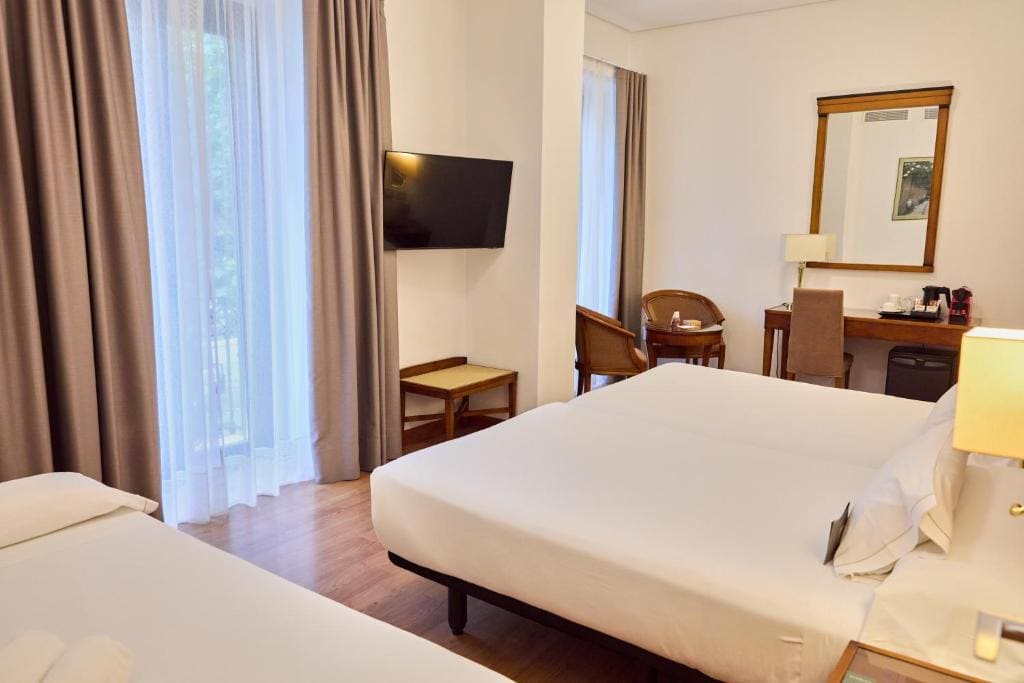Twin Room with Extra Bed room - Image 2