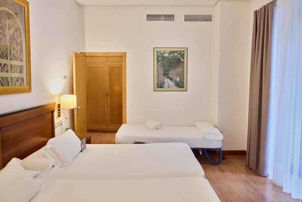Twin Room with Extra Bed room - Image 1