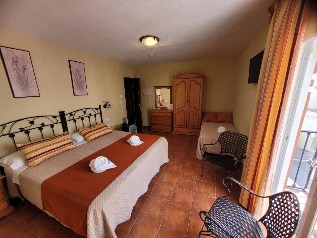 Deluxe Triple Room with Balcony room - Image 2