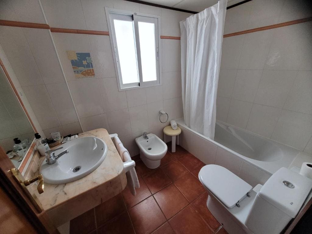 Double Room with Balcony room - Image 2