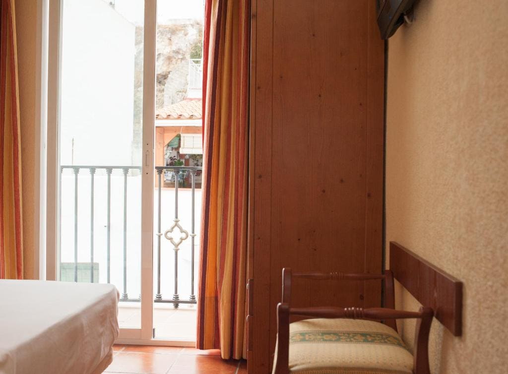 Single Room with Balcony room - Image 3