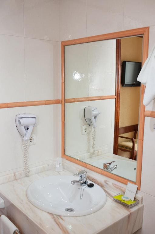 Single Room with Balcony room - Image 2