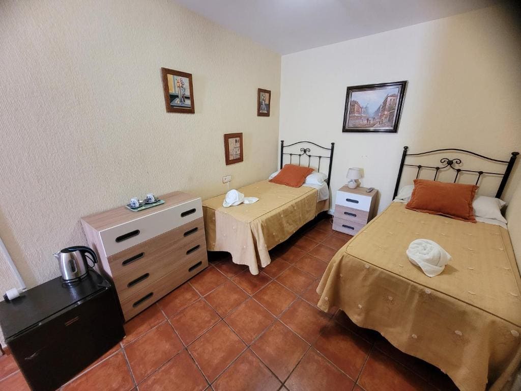 Twin Room Ground Floor room - Image 2