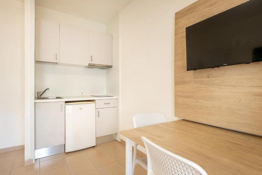 One-Bedroom Apartment room - Image 1