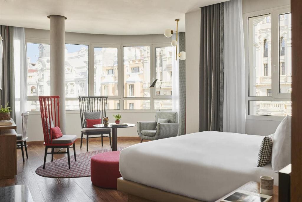 Junior Suite with Gran Via View room - Image 2