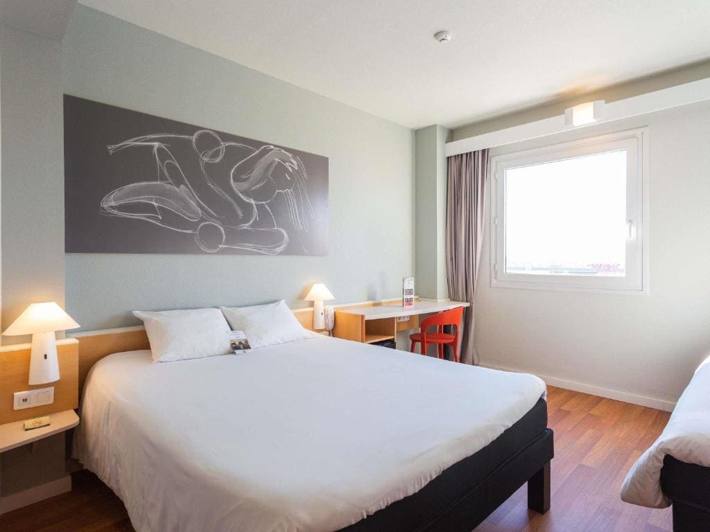 Superior Room with One Double Bed and One Single Bed room - Image 3