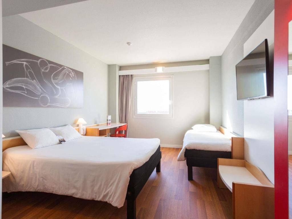 Superior Room with One Double Bed and One Single Bed room - Image 2
