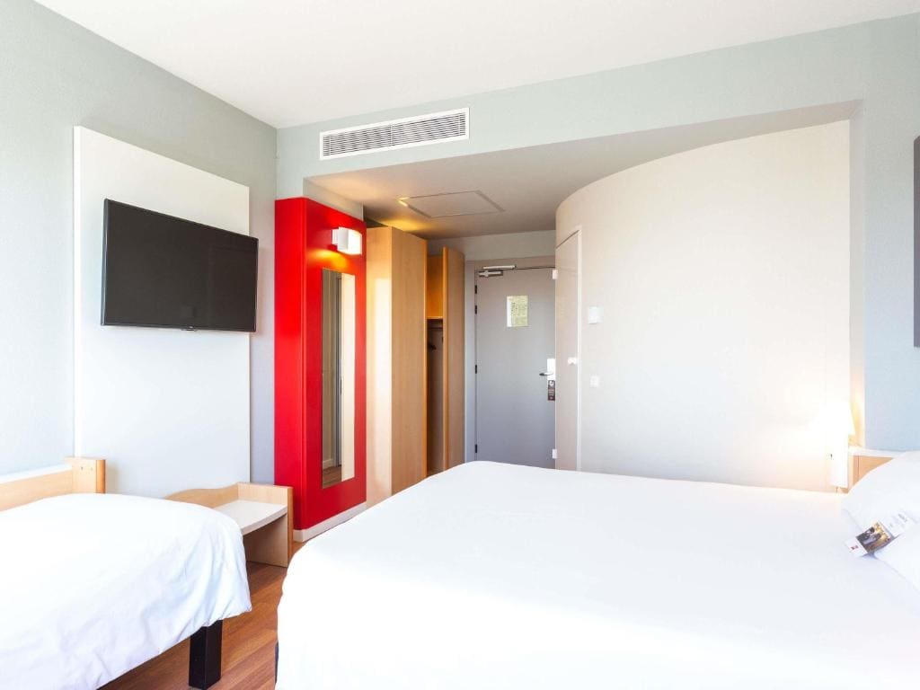 Superior Room with One Double Bed and One Single Bed room - Image 1