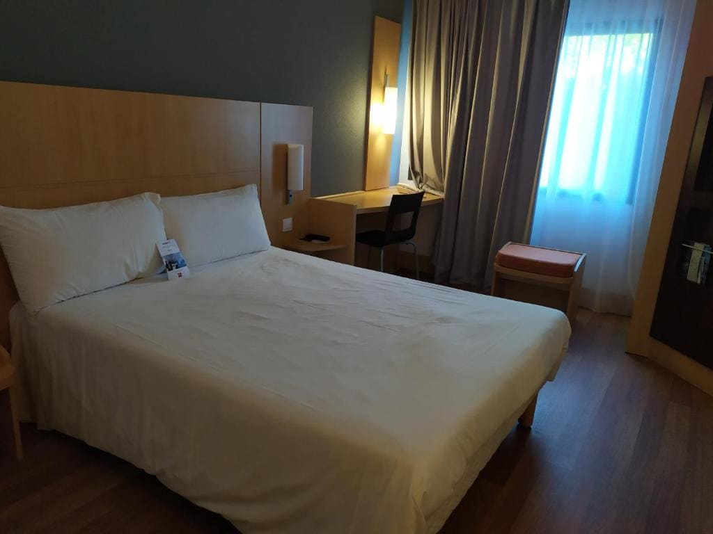Standard Double Room - Mobility Accessible room - Image 2