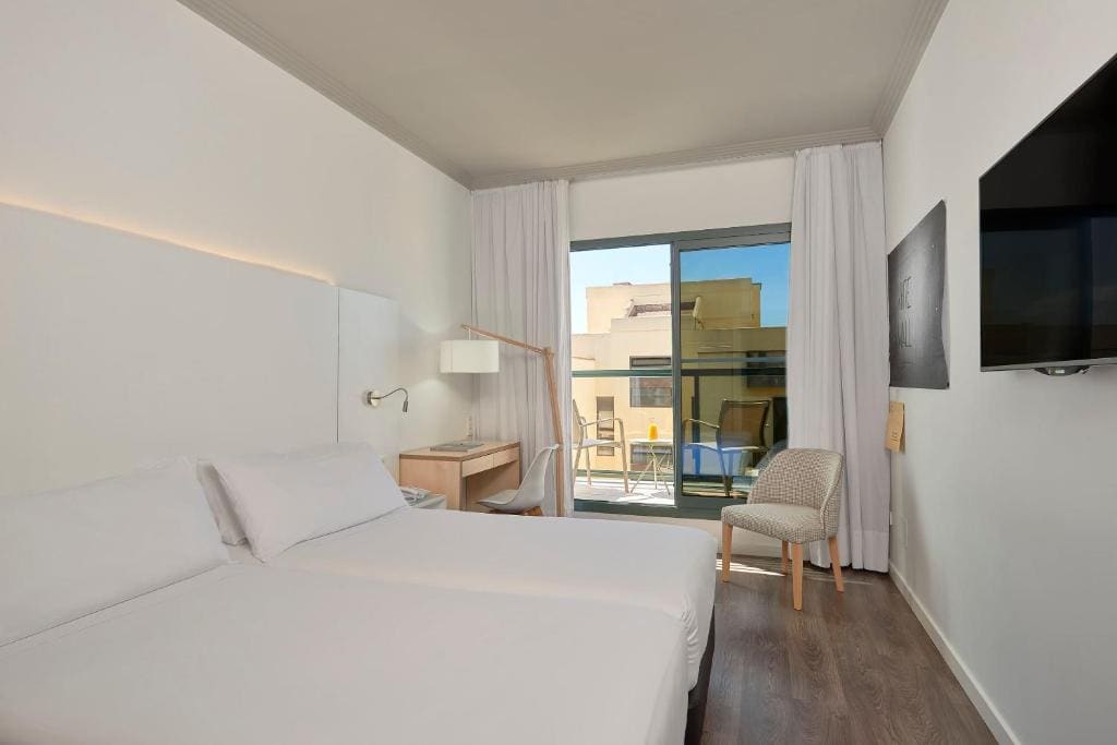 Double Room with Balcony room - Image 3