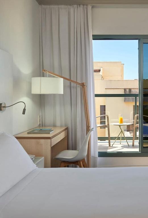 Double Room with Balcony room - Image 2