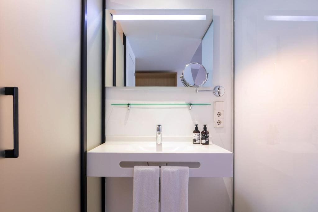 Innside Premium Room with Whirlpool room - Image 3