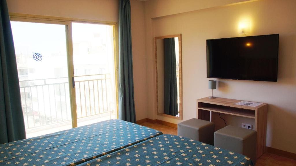 Double or Twin Room with Balcony room - Image 3