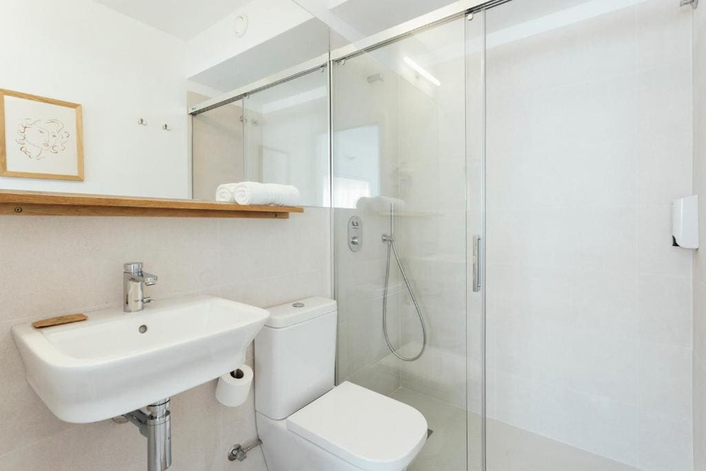 Quadruple Room with Private Bathroom room - Image 3