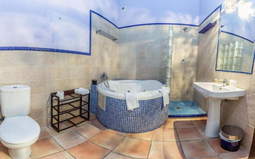 Queen Suite with Spa Bath room - Image 1