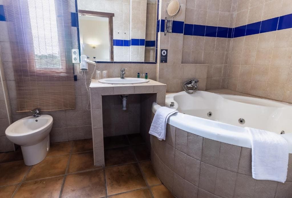 Queen Suite with Spa Bath room - Image 2