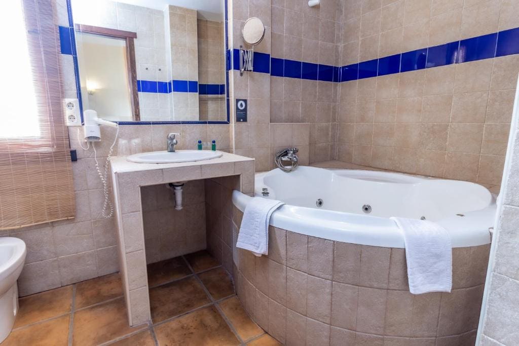 Queen Suite with Spa Bath room - Image 3
