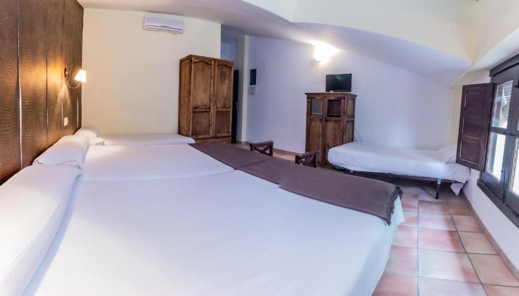 Standard Quadruple Room room - Image 3