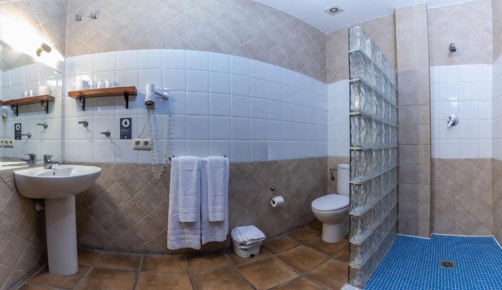 Triple Room with Private Bathroom room - Image 2