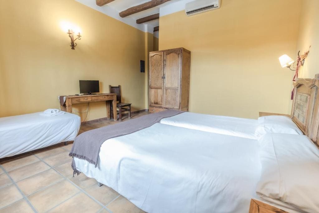 Triple Room with Private Bathroom room - Image 3