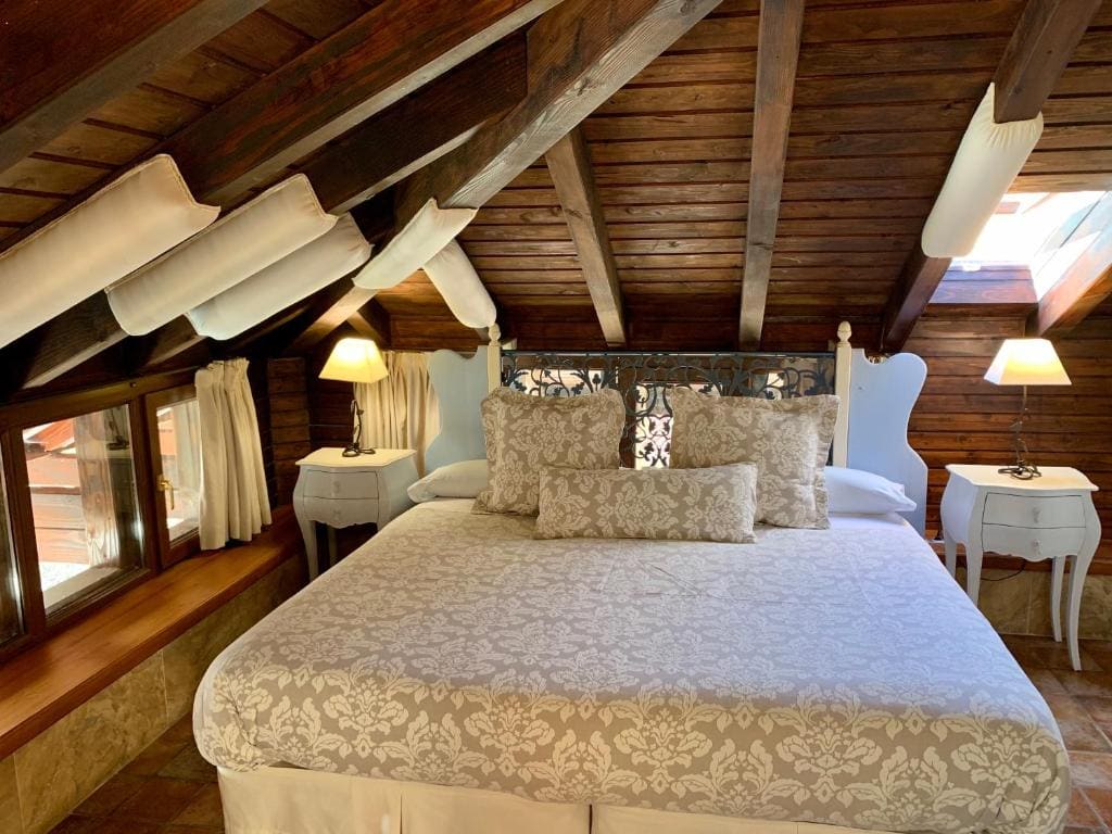 Luxury Suite with Spa Bath room - Image 1